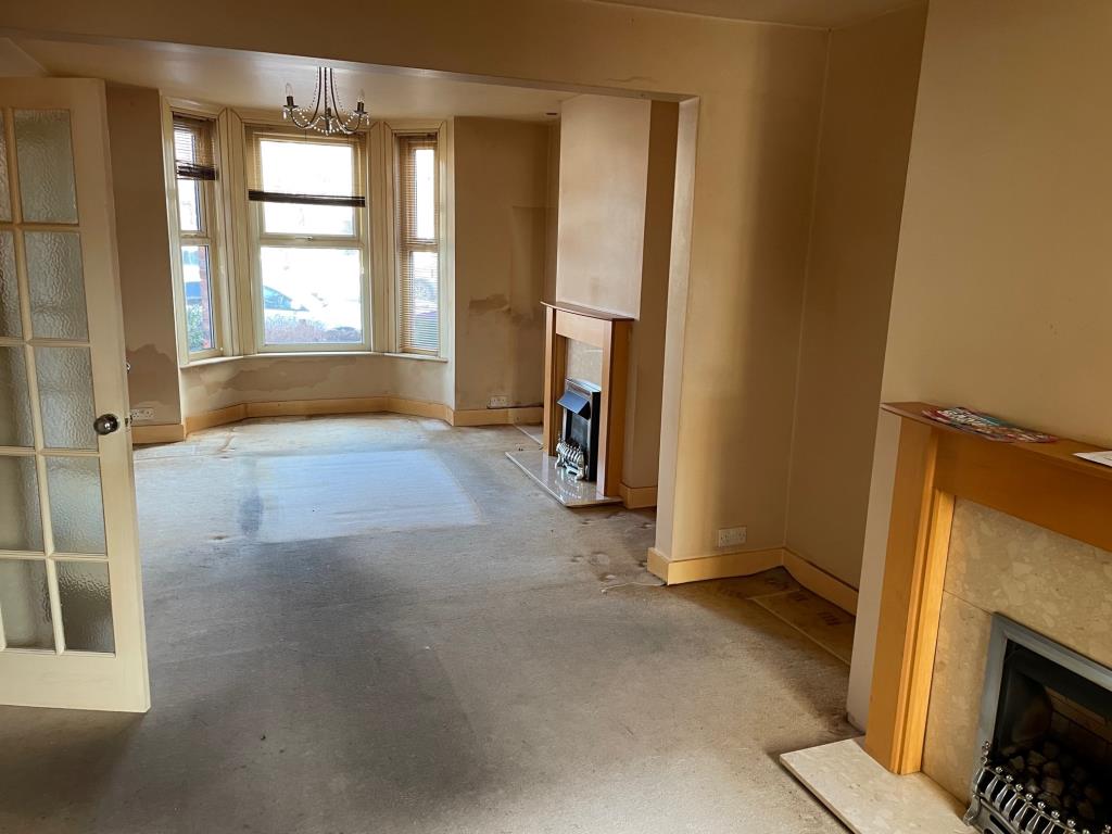 Lot: 34 - BAY FRONTED HOUSE FOR IMPROVEMENT - through lounge-dining room